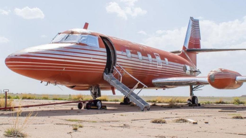 Самолет на Елвис Пресли е продаден на търг