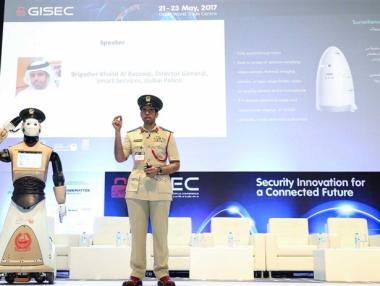 Дубай вече има и първият робот-полицай