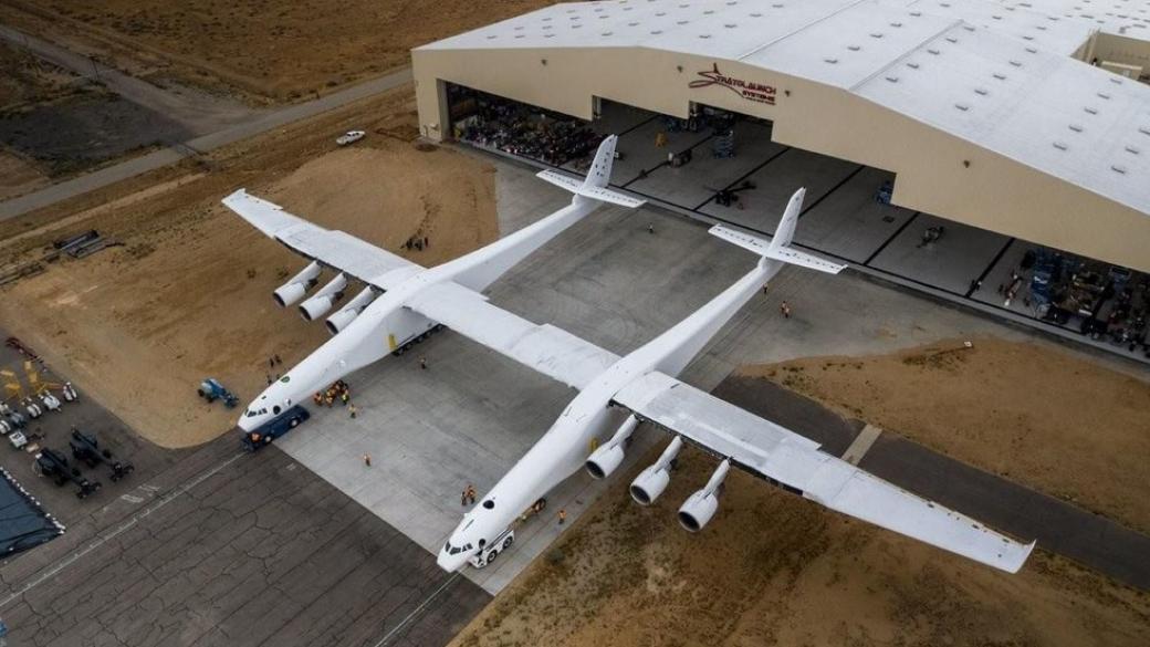 САЩ показаха най-големия самолет в света