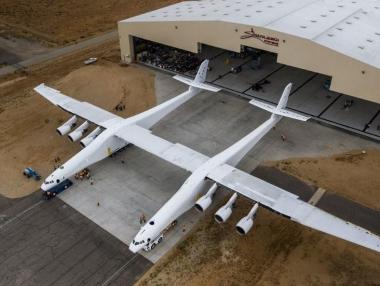 САЩ показаха най-големия самолет в света