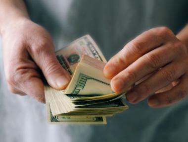 Доларът достигна 7-месечно дъно спрямо еврото