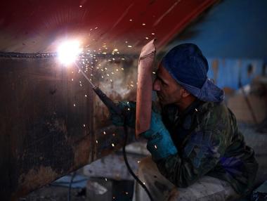 Един работещ произвежда 14.6 лв. за час