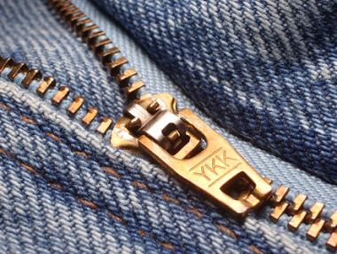 Защо на ципа на почти всеки чифт дънки пише YKK