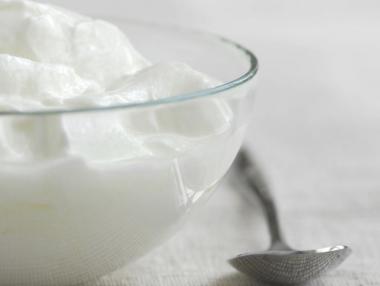 Чиновник лобира да се промени стандартът за киселото мляко