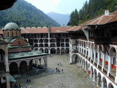 Стените на Рилския манастир се рушат застрашително