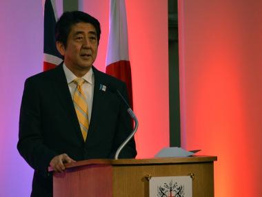 Рейтингът на японското правителство падна под 50%