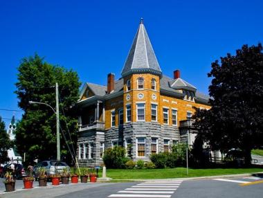 Къщата, която е едновременно в САЩ и Канада