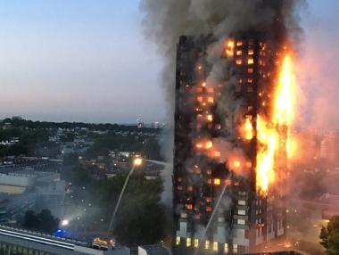 27-етажен блок гори в Лондон, в сградата има хора
