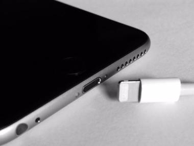 Производител на iPhone прави фабрика в Уисконсин