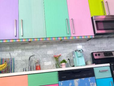 Къща в цветовете на дъгата