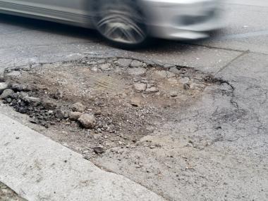 Жалби блокират ремонтите на дупките по републикаканската пътна мрежа