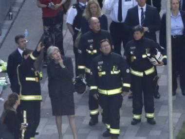 Нарастват критиките към Тереза Мей заради пожара в Лондон