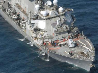 Американски разрушител се сблъска с търговски кораб край Токио