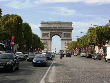 Полицията в Париж евакуира „Шанз-Елизе“