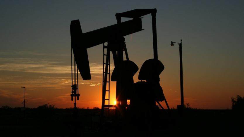 Увеличеният добив в САЩ, Либия и Нигерия събори цената на петрола