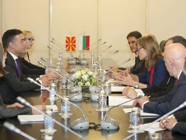 Захариева обсъди договора за добросъседство с македонския си колега