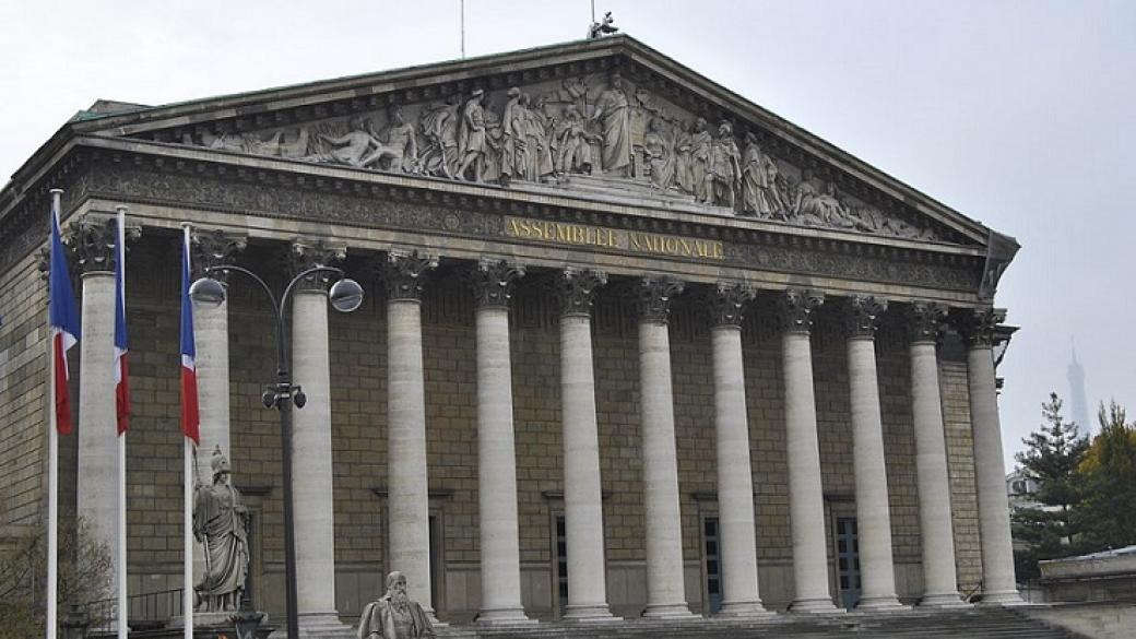 Сътресения във френския парламент преди Макрон да осъществи кадрови промени