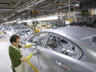 Jaguar Land Rover наема 5000 служители във Великобритания и чужбина