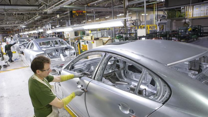 Jaguar Land Rover наема 5000 служители във Великобритания и чужбина