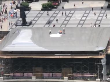 Магазинът на Apple в Чикаго изглежда като гигантски MacBook