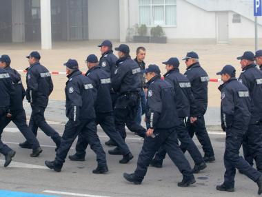 Държавата дължи на полицаите 30 млн. лв. за дрехи