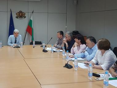 Кметове искат отсрочка за новите такси смет