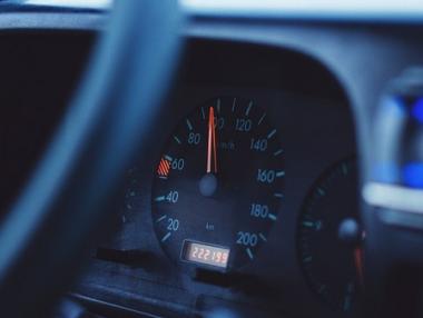 Купуваме икономични, но стари и замърсяващи автомобили (графика)