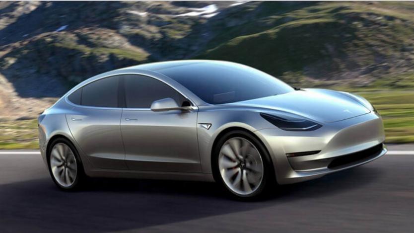 Tesla ще достави първите масови електромобили Model 3 този месец