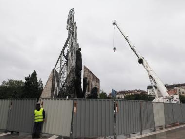 Започна демонтажът на паметника пред НДК