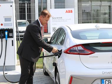 Откриха първата бърза зарядна станция за електромобили в района на Пловдив