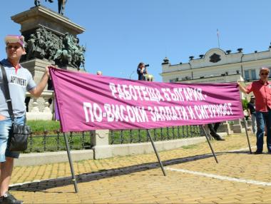 Хиляди полицаи на протест пред Народното събрание