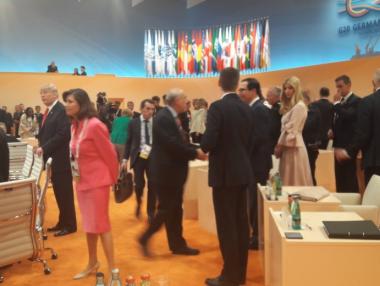 Иванка Тръмп замени баща си и седна сред световните лидери на Г-20