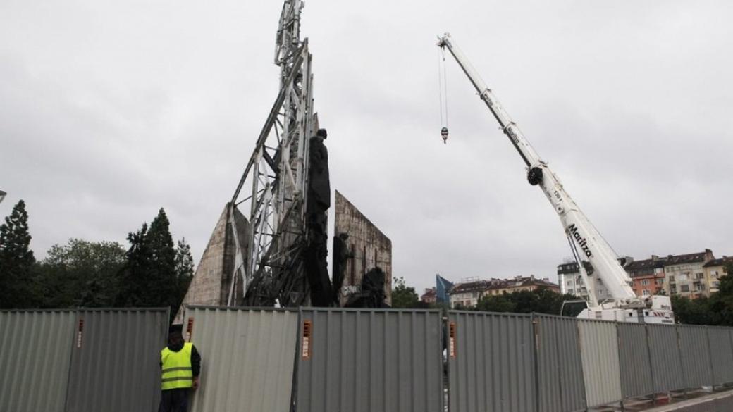 Запалиха крана, демонтиращ паметника пред НДК