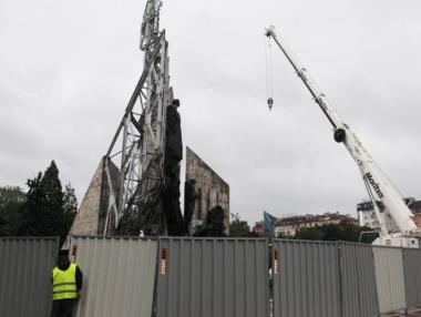 Запалиха крана, демонтиращ паметника пред НДК