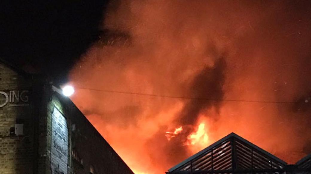 Пожар избухна на известен пазар в Лондон