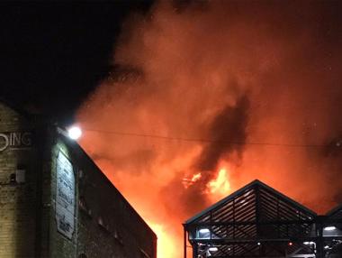 Пожар избухна на известен пазар в Лондон