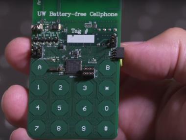 Учени създадоха първия смартфон, работещ без батерия