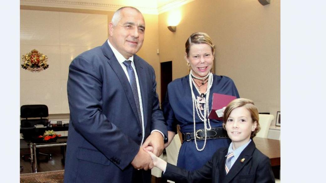 Борисов връчи български паспорти на княгиня Калина и Симеон-Хасан