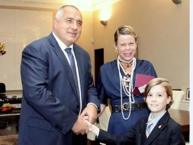 Борисов връчи български паспорти на княгиня Калина и Симеон-Хасан