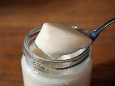 Тестват кисело мляко от полипропиленови опаковки