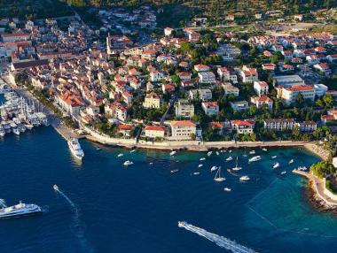 Остров Хвар със солени глоби за пияни и голи туристи