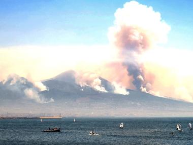 Вулканът Везувий е в пламъци
