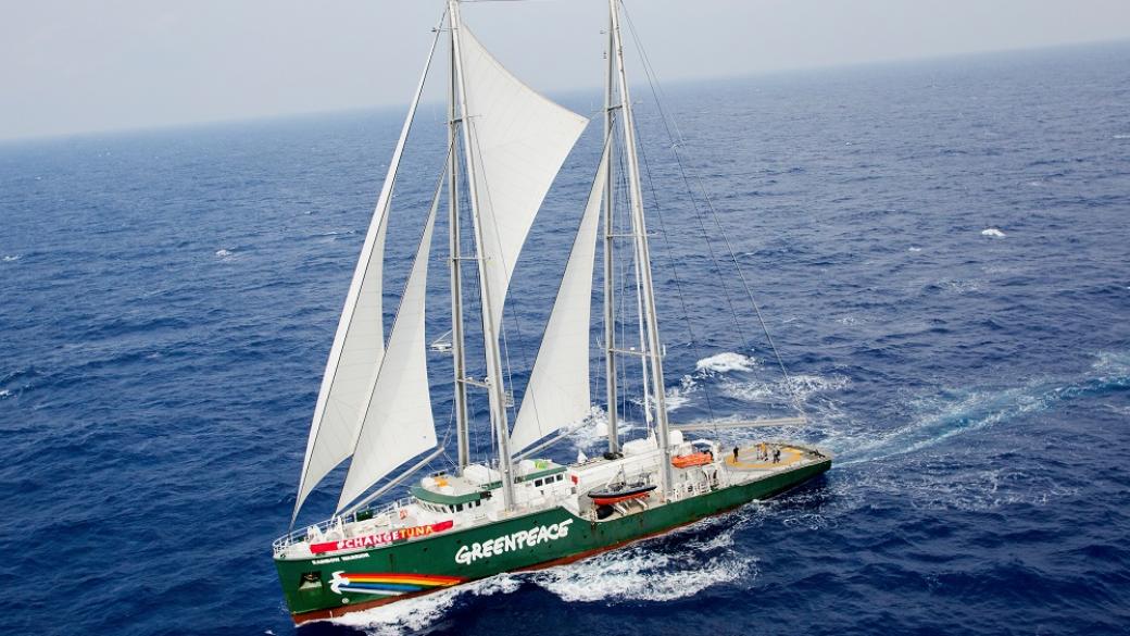 Ветроходът Rainbow Warrior III акостира на Морска гара Бургас