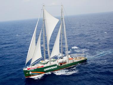 Ветроходът Rainbow Warrior III акостира на Морска гара Бургас