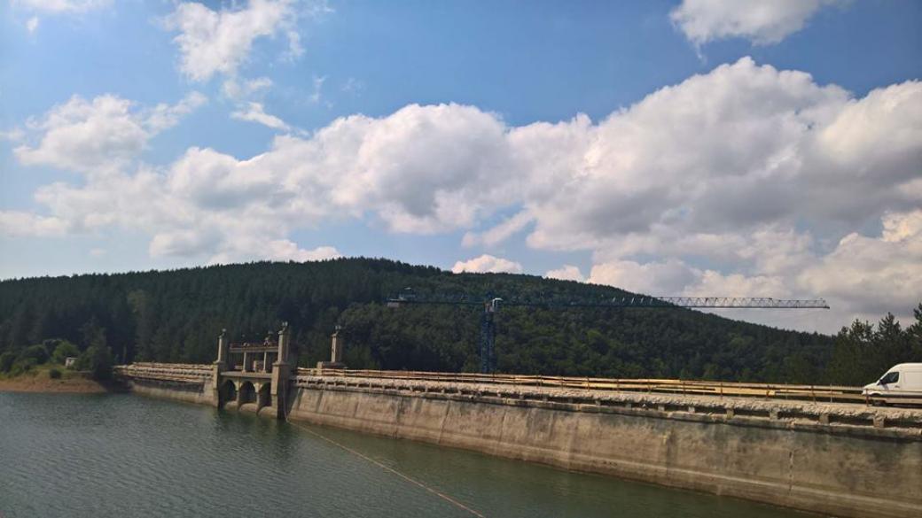 Водолази ремонтират язовир „Студена“ без да спират водата на перничани