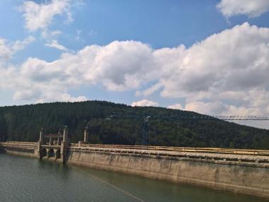 Водолази ремонтират язовир „Студена“ без да спират водата на перничани