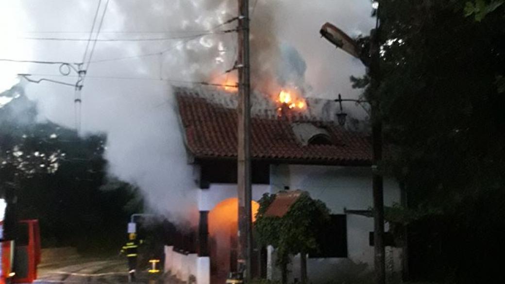 Изгоря покривът на емблематичната спирка „Вишнева“ в София