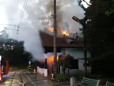 Изгоря покривът на емблематичната спирка „Вишнева“ в София