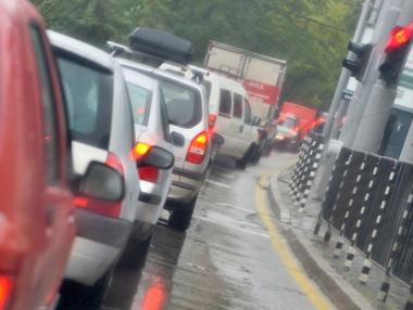 Интензивен е трафикът в цялата страна