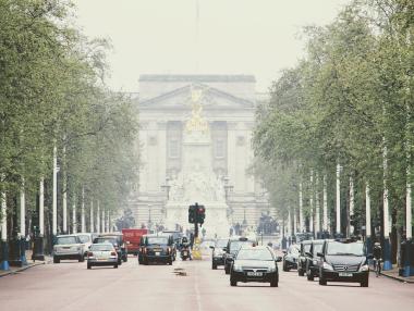 Великобритания слага край на продажбите на дизелови и бензинови коли